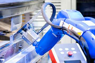 钣金行业资讯-采用机器人钣金折弯，钣金加工行业已经不再需要大批量的尺寸来使用机器人折弯机-首页 | Z6·尊龙凯时「中国」官方网站